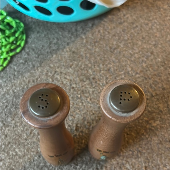 Vintage 1960 s New York City Souvenir Wooden Salt and Pepper Shakers - Picture 2 of 7